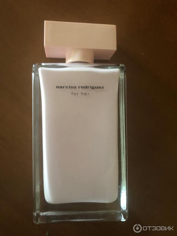 Духи родригес белые. Narciso Rodriguez for her белые. Narciso Rodriguez белый флакон. Narciso Rodriguez серебристый флакон 100мл. Духи нарциссо Родригес белый флакон.