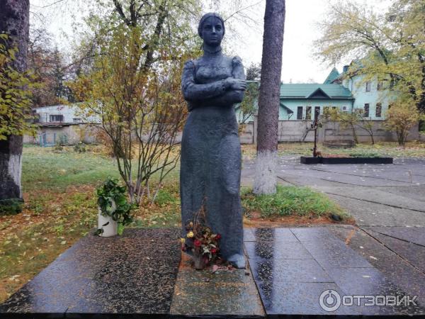 Вовчок 1 нальчик. Вовчок 1 нальчик. Могила марко вовчок. Марко вовчок памятник в нальчике. Дом марко вовчок в нальчике.