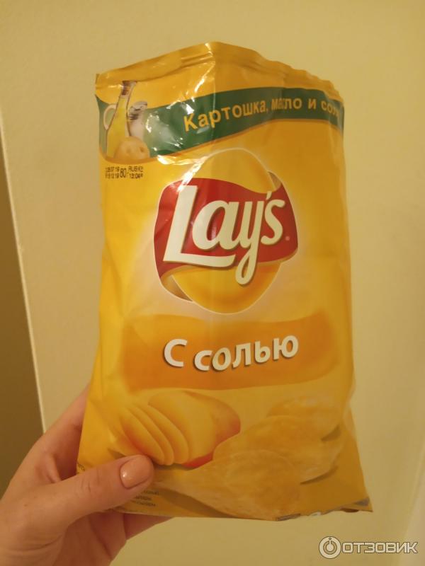 Соль со вкусом. Чипсы lays картофельные с солью 81г. Пачка чипсов в руках. Lays с солью. Пачка чипсов с солью.