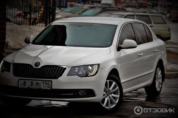 Автомобиль Skoda Superb седан фото