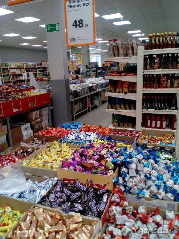 Сеть супермаркетов монетка. Сеть продуктовых магазинов Монетка. Монетка магазин внутри. Конфеты в магазине Монетка. Супермаркет конфеты.