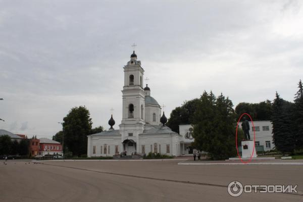 ленин рядом с храмом и здание картинной галереи