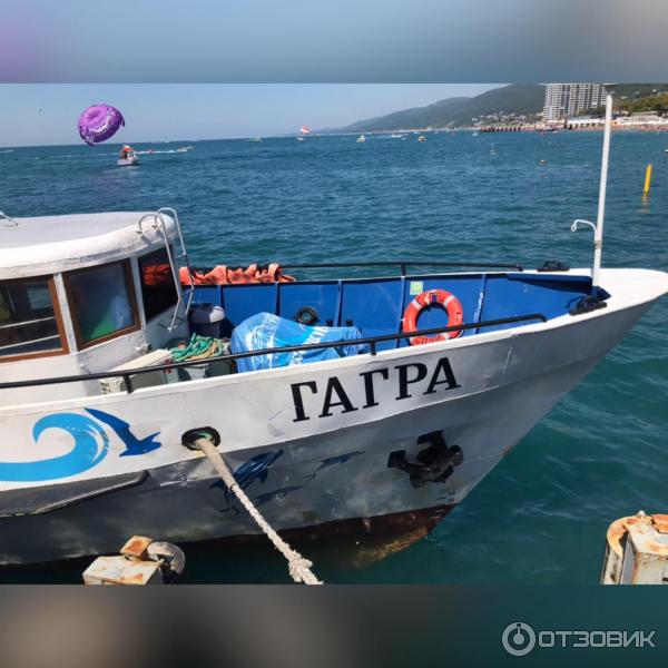 Лазаревское прогулка на теплоходе. Прогулочный теплоход "Гагра". Морские прогулки Лазаревское. Морские прогулки Гагра. Морская прогулка в Лазаревском с купанием.