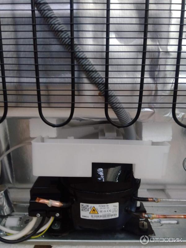 Холодильник двухкамерный beko rcsk270m20w. Холодильник beko cs 338020 s. Холодильник веко задняя стенка. Лоток для конденсата в холодильнике индезит. Транспортировочные болты на холодильнике beko.