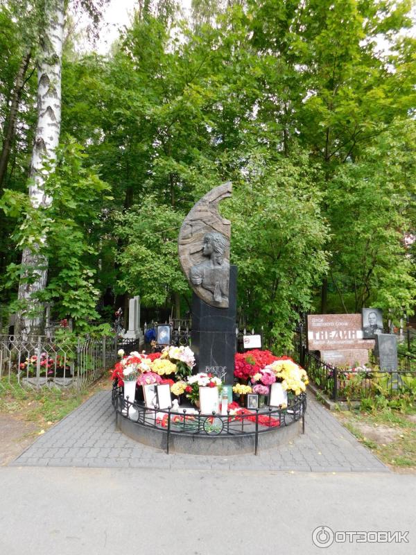 Богословское кладбище найти могилу. Могила Виктора Цоя на Богословском кладбище. Богословское кладбище Санкт-Петербург могила Цоя. Могила Виктора Цоя в Санкт-Петербурге. Могила Виктора Цоя на Богословском кладбище в Санкт-Петербурге.