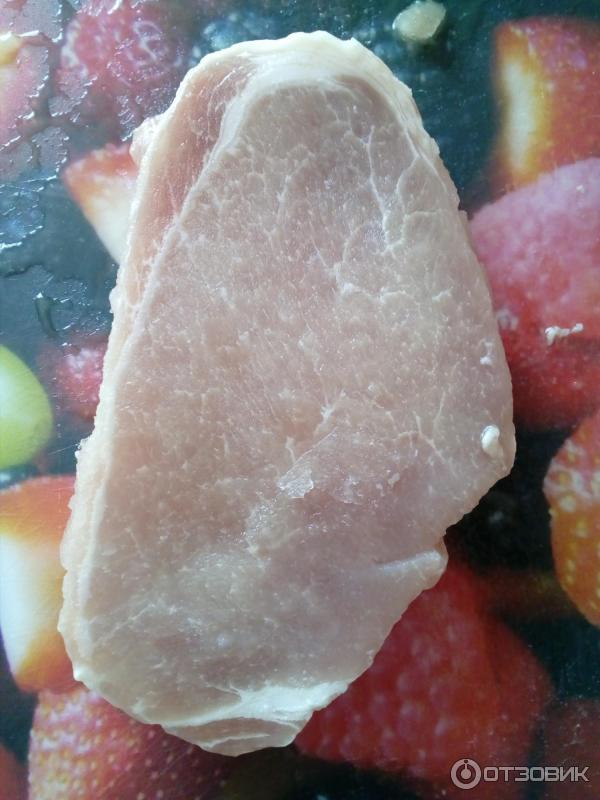 В открытом виде, размороженное мясо