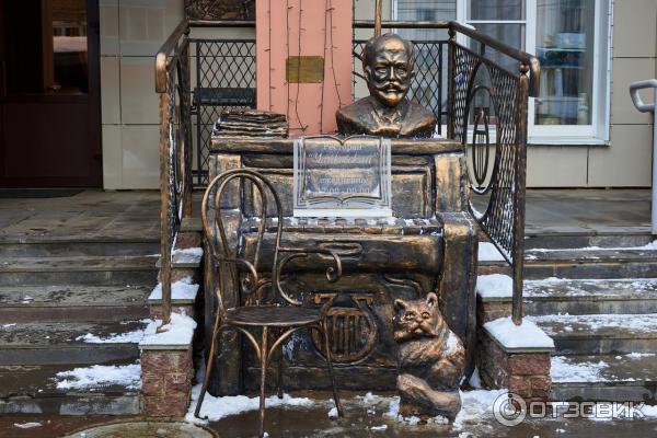 Скульптурная композиция возле отеля