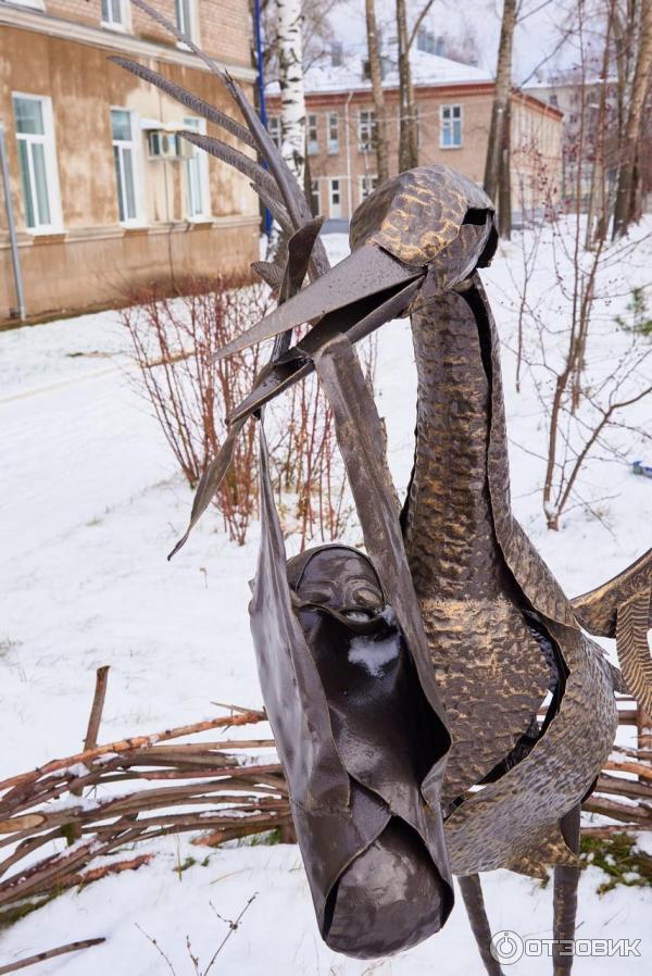 Аист с младенцем крупно