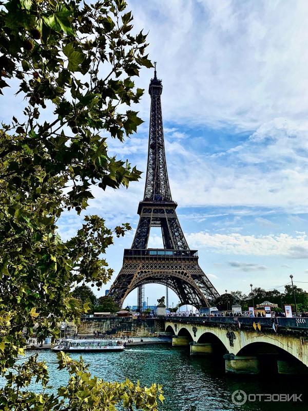 Тур во францию из минска. Достопримечательности франции фото. Эйфелева башня река сена. Ночной париж эйфелева башня. Париж реклама.