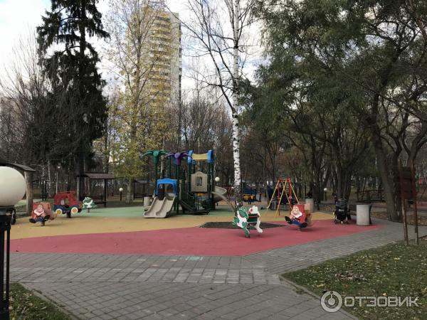 Детский городок в Лианозовском парке (Россия, Москва) фото