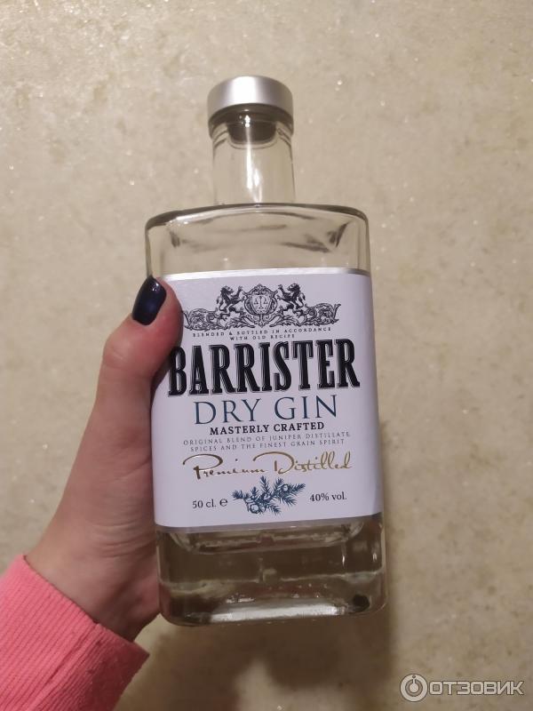 С чем пить белый джин. Джин Barrister Dry Gin. Джин напиток алкогольный Барристер. Джин Барристер еловый. Gin в квадратной бутылке.