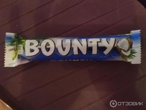 Конфета Bounty с нежной мякотью кокоса, покрыта молочным шоколадом фото