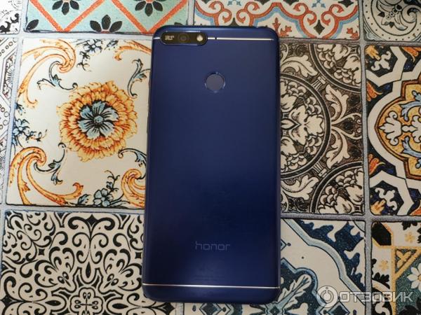 Honor 7A pro имеет сканер отпечатка пальца на задней крышке