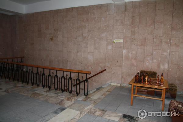 Спуск в подземный переход из 1-го корпуса