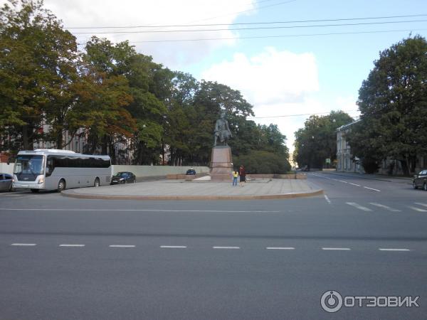 Пешая прогулка по набережной Невы на Васильевском острове (Россия, Санкт-Петербург) фото