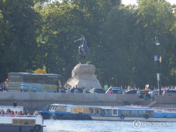 Пешая прогулка по набережной Невы на Васильевском острове (Россия, Санкт-Петербург) фото